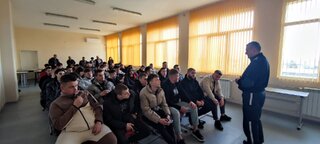 Пътни полицаи проведоха беседа с бъдещи абитуриенти от Професионалната гимназия по механотехника, електроника, телекомуникации и транспорт "Христо Ботев" в  Шумен