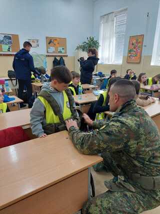 Военнослужещи от Трето бригадно командване в Благоевград представиха пред децата от Детското полицейско управление своята професия
