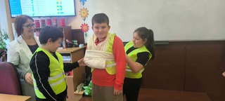 Ученици от Етрополе участваха в превантивни занятия за оказване на долекарска помощ и справяне с агресията и тормоза