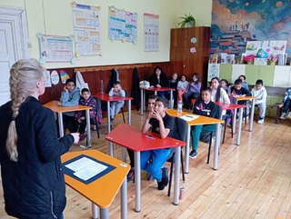 Ученици от Етрополе участваха в превантивни занятия за оказване на долекарска помощ и справяне с агресията и тормоза