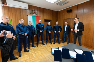 Седем полицаи и гражданин, спасили дете в Ямбол, бяха наградени с почетния знак "Герб на община Ямбол"