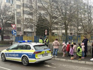 МАЛКИ ПЕШЕХОДЦИ С ГОЛЕМИ ЗНАНИЯ: В РУСЕ ПЪТНИ ПОЛИЦАИ СЕ ВКЛЮЧИХА В ОБУЧЕНИЕ ПО БЕЗОПАСНОСТ НА ДВИЖЕНИЕТО С ВЪЗПИТАНИЦИ НА ЧДГ „ВЯРА, НАДЕЖДА И ЛЮБОВ“ И СТУДЕНТИ