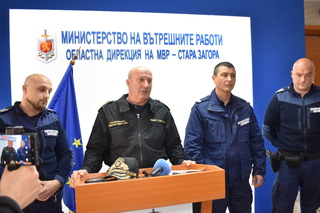 Четирима полицейски служители от Второ РУ спасиха мъж, който искал да скочи от 8-я етаж на болница в Стара Загора