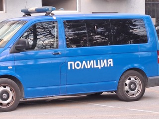 Шестима фенове са били отведени в полицията за противообществени прояви във връзка с вчерашното дерби между футболните отбори на “Ботев” и  “Локомотив” в Пловдив