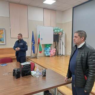 Пътен полицай бе лектор в тематична родителска среща по пътна безопасност в търговищко училище