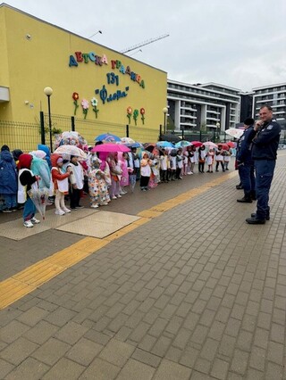 Полицаи от СДВР обучаваха деца на безопасно поведение на пътя