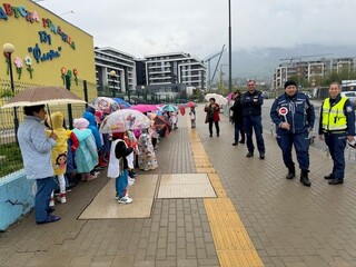 Полицаи от СДВР обучаваха деца на безопасно поведение на пътя