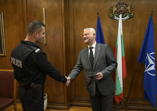 Министърът на вътрешните работи Емил Дечев награди граничния полицай Ивелин Арабаджиев, спасил пътници от катастрофирал автобус