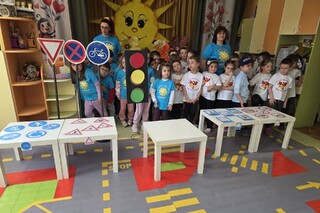 Служители на сектор „Пътна полиция“ към областната дирекция в Шумен гостуваха в детска градина „Слънце“