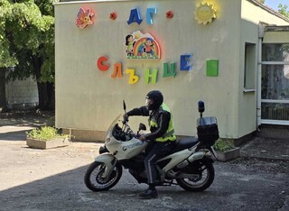 Служители на сектор „Пътна полиция“ към областната дирекция в Шумен гостуваха в детска градина „Слънце“