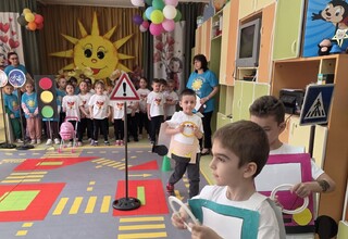 Служители на сектор „Пътна полиция“ към областната дирекция в Шумен гостуваха в детска градина „Слънце“