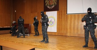 Със своеобразен образователен празник полицаи и ученици приключиха учебната година по програмата на МВР „Полицията в училище“