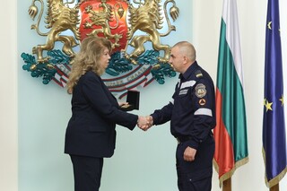 Президентът Илияна Йотова и министър Иван Демерджиев наградиха пожарникарите, помогнали при катастрофата на „Челопешко шосе“