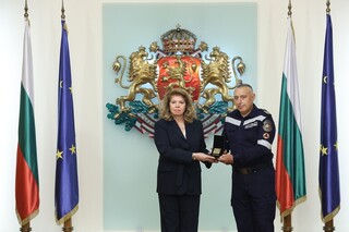 Президентът Илияна Йотова и министър Иван Демерджиев наградиха пожарникарите, помогнали при катастрофата на „Челопешко шосе“