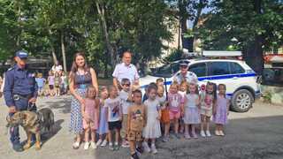Полицейското куче Тино на гости при малчуганите от детска градина „Вечерница“ в Благоевград