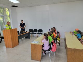Деца от Центъра за настаняване от семеен тип – Каспичан и Общински детски комплекс – Нови пазар посетиха Районното управление в Нови пазар