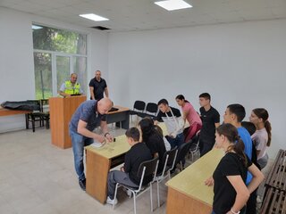 Деца от Центъра за настаняване от семеен тип – Каспичан и Общински детски комплекс – Нови пазар посетиха Районното управление в Нови пазар