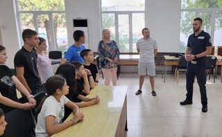 Деца от Центъра за настаняване от семеен тип – Каспичан и Общински детски комплекс – Нови пазар посетиха Районното управление в Нови пазар