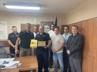 Почетен плакет връчи директорът на ОДМВР – Кюстендил, ст. комисар Райчо Омерски на инспектор Боян Десподов  за пенсионирането му