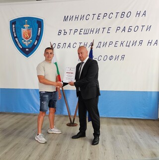 Директорът на ОДМВР-София награди доброволци от Годеч, участвали в среднощна спасителна акция