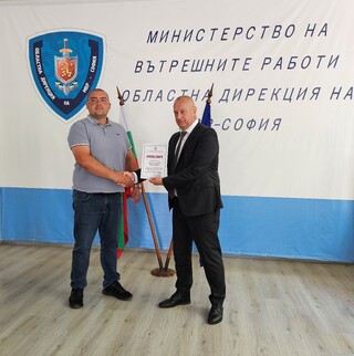 Директорът на ОДМВР-София награди доброволци от Годеч, участвали в среднощна спасителна акция