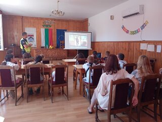 Служители от РУ-Септември продължават активно заниманията с деца и през лятната ваканция