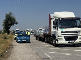 154 тежкотоварни автомобила са проверени на територията на София от началото на спецоперацията на „Пътна полиция“ - СДВР