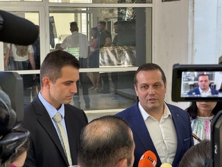 Полицаи от Шесто РУ задържаха баща и син за разпространение на наркотици и лекарства на специален режим чрез куриерска фирма