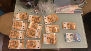 Полицаи от Шесто РУ задържаха баща и син за разпространение на наркотици и лекарства на специален режим чрез куриерска фирма