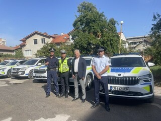 Нови автомобили поучиха днес  РУ Дупница, РУ Бобов дол и РУ Рила  Директорът на ОДМВР ст. комисар Васил Йоцов връчи ключовете на представители на управленията