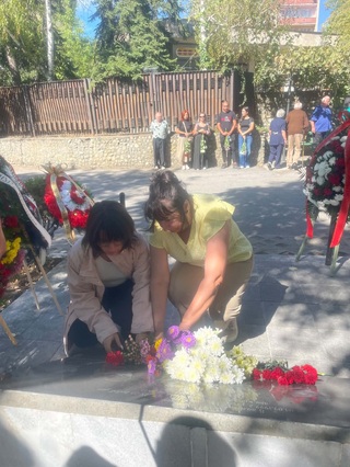 Колеги и  роднини днес почетоха паметта на загиналите преди 27 г.  полицаи и пожарникари