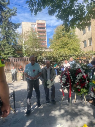 Колеги и  роднини днес почетоха паметта на загиналите преди 27 г.  полицаи и пожарникари