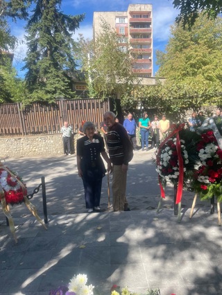 Колеги и  роднини днес почетоха паметта на загиналите преди 27 г.  полицаи и пожарникари
