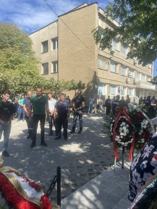 Колеги и  роднини днес почетоха паметта на загиналите преди 27 г.  полицаи и пожарникари