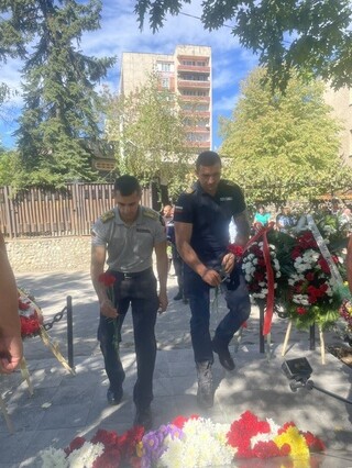 Колеги и  роднини днес почетоха паметта на загиналите преди 27 г.  полицаи и пожарникари