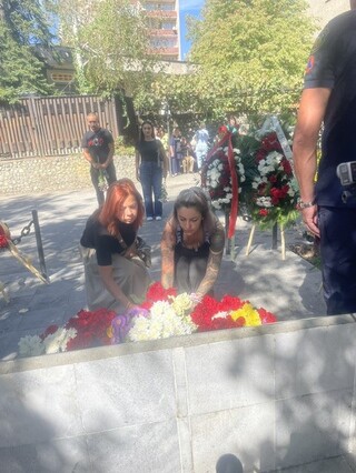 Колеги и  роднини днес почетоха паметта на загиналите преди 27 г.  полицаи и пожарникари