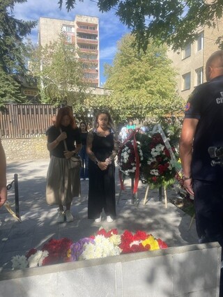 Колеги и  роднини днес почетоха паметта на загиналите преди 27 г.  полицаи и пожарникари