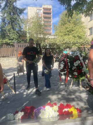 Колеги и  роднини днес почетоха паметта на загиналите преди 27 г.  полицаи и пожарникари