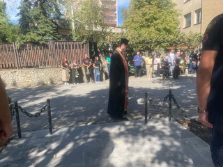 Колеги и  роднини днес почетоха паметта на загиналите преди 27 г.  полицаи и пожарникари