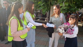 Полицейски служители осигуряваха безопасността на движението по улиците в областта през първия учебен ден