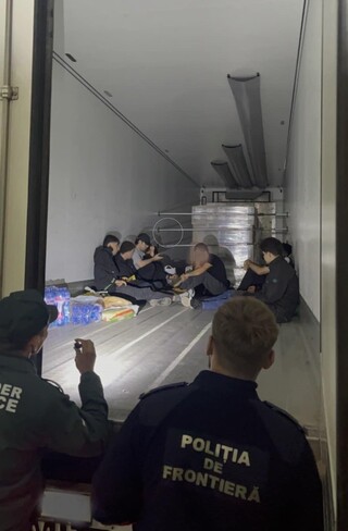 Гранични полицаи от ГПУ-Видин и румънски гранични полицаи задържаха 12 мигранти, укрити в камион
