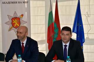 Служители на Фронтекс преминават практическо обучение в Академията на МВР