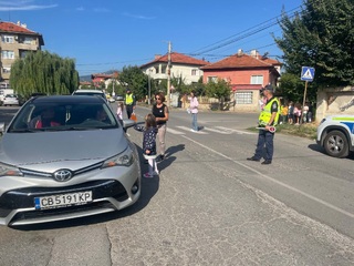 Кюстендилски пътни полицаи и възпитаници ДГ „Еделвайс“ връчиха Посланията на есенния лист на водачи на автомобили и на пътници с пожелания за спазване на  правилата за движение и Да пазим децата на пътя!