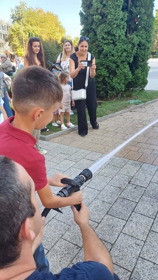 През Седмицата на пожарната безопасност огнеборци от районните служби показаха на граждани от различни възрасти автомобилите и техниката, с която работят