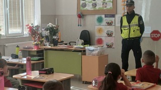 Ученици от търговищко училище преговаряха правилата за пътна безопасност и пресичаха кръстовища заедно с полицейски инспектори