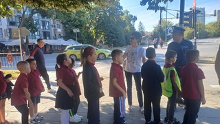 Ученици от търговищко училище преговаряха правилата за пътна безопасност и пресичаха кръстовища заедно с полицейски инспектори