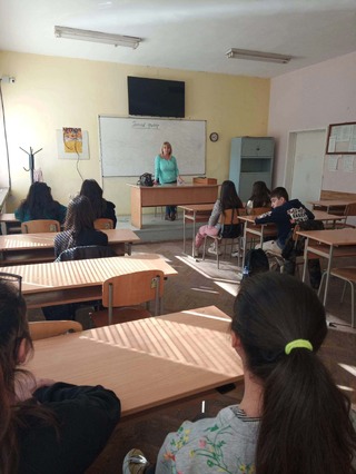 Продължават превантивните беседи на полицейски служители в търговищки училища в рамките на Националната програма „Работа на полицията в училищата“