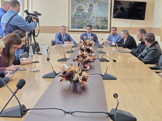 При специализирана полицейска операция на ГДНП четирима са задържани с над 9 кг марихуана