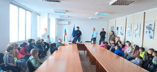 Малчугани от детска градина „Пламъче“ гостуваха в Областната дирекция на МВР-Ямбол