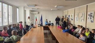 Малчугани от детска градина „Пламъче“ гостуваха в Областната дирекция на МВР-Ямбол